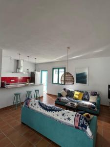 uma sala de estar com dois sofás e uma cozinha em Villa Turquesa em Zahora