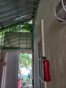 una habitación con un extintor de incendios al lado de un edificio en MiniHabitacion coqueta en Santo Domingo