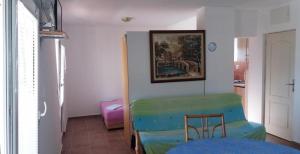 een kamer met een tafel en een stoel in een kamer bij Apartments Jovan in Sutomore