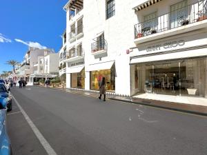 Zdjęcie z galerii obiektu First Line Beach Apartment - Puerto Banús w Marbelli
