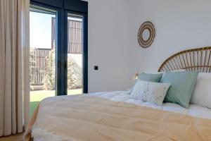 - une chambre avec un lit et une grande fenêtre dans l'établissement Lovely Oasis Mar Azul - Exclusive - 50mt to the sea, à La Vila Joiosa