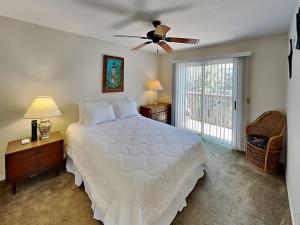 Un dormitorio con una gran cama blanca y una ventana en Seascape Beachhouse, en Crescent Beach