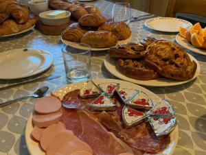 The Glade في Sarcé: طاولة مليئة بأطباق الطعام والحلويات