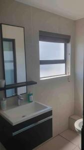 Ένα μπάνιο στο Cosy Apartment in Greenstone Hill