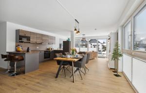 een keuken en een woonkamer met een tafel en stoelen bij Gebirgsresort Winterberg in Winterberg