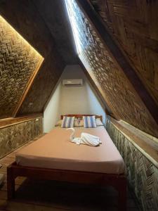 1 dormitorio con 1 cama en el ático en Cabin in San Narciso, en San Narciso