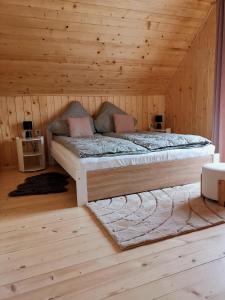 1 dormitorio con 1 cama en una habitación de madera en Domek nad Poniczanką, en Rabka-Zdroj