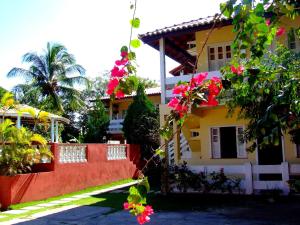 una casa con flores delante en Porto Verano Residence, en Porto Seguro