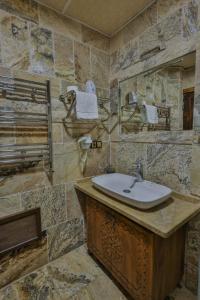 y baño con lavabo y espejo. en Feel Cappadocia Stone House, en Göreme