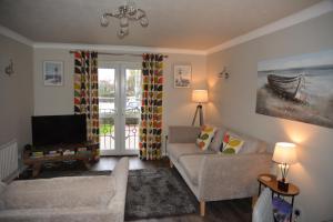 ハルにあるPeaceful Waterfront Apartment, Private Parking, Hull Marinaのソファとテレビのあるリビングルーム +28枚の写真