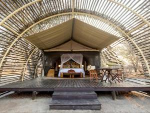 una grande camera con un letto e un tavolo di Evolve Back Kalahari a Central Kalahari Altre 21 foto