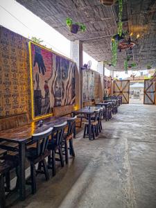 Un restaurante u otro lugar para comer en Urban Hostal San Gil- Piscina Restaurante Bar
