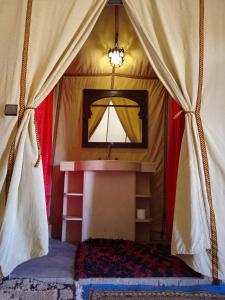 Postel nebo postele na pokoji v ubytování Sahara Luxury Camp