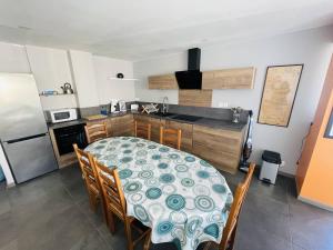 Kuchyňa alebo kuchynka v ubytovaní Appartement spacieux avec terrasse, solarium, parking et piscine - FR-1-723-5