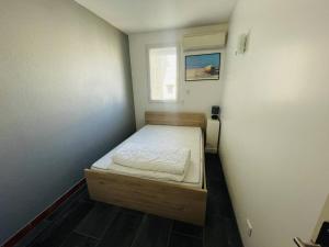 Posteľ alebo postele v izbe v ubytovaní Appartement spacieux avec terrasse, solarium, parking et piscine - FR-1-723-5
