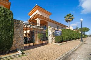 a house with a gate in front of it at Apartamento Altamar in Novo Sancti Petri