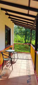 a patio with a table and chairs on a balcony at Cabañas Nazak Lago 1 in Pereira