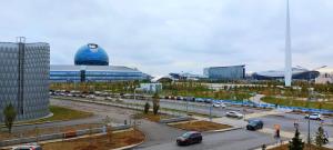 una ciudad concurrida con coches en una carretera y edificios en Апартаменты с видом на EXPO в ЖК EXPO New Life, en Taldykolʼ