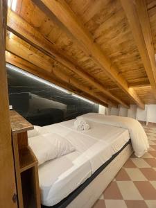 マドリードにあるSmartApart, Plaza Mayor, Madrid Centerの木製天井の客室の大型ベッド1台分です。
