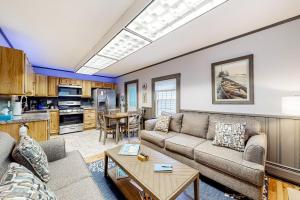 ein Wohnzimmer mit Sofa und Tisch in der Unterkunft Blue Button Cottage in Gouldsboro