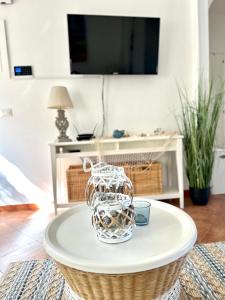 a table with a glass vase on top of a table at Casa Sunshine 2.0 - Vacanze al mare in Punta Braccetto