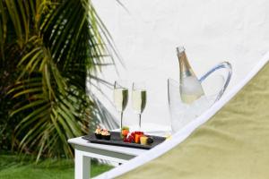 een tafel met twee glazen en een fles wijn bij HD Parque Cristobal Tenerife in Playa de las Americas