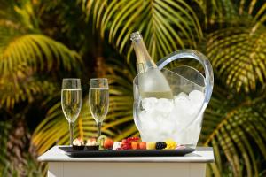 a bottle of champagne and two glasses on a table at HD Parque Cristobal Tenerife in Playa de las Americas