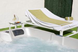 een bed en een bad met een bed en een bed en een bed bij HD Parque Cristobal Tenerife in Playa de las Americas