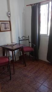 um quarto com uma mesa, uma cadeira e uma janela em Sencillo y cálido Monoambiente en S Fernando em San Fernando