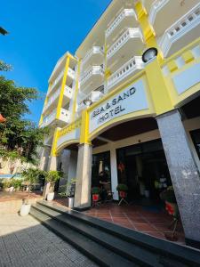 żółty budynek z napisem "Hotel Arsenal" w obiekcie Sea and Sand Hotel w Hoi An