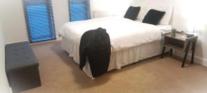 A bed or beds in a room at 2 Bed Crawley Apt - Near Gatwick