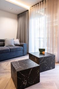 sala de estar con mesa negra y sofá en Almasi Luxury Suites Marquise, en Alexandroupoli