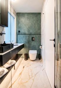 y baño con lavabo y aseo. en Almasi Luxury Suites Marquise, en Alexandroupoli