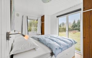 1 dormitorio con cama y ventana en Beautiful Home In Melby With Kitchen, en Melby