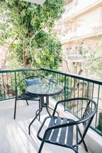 y balcón con mesa de patio y sillas. en Almasi Luxury Suites Marquise, en Alexandroupoli