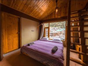 מיטה או מיטות בחדר ב-Hodophile Home Manali