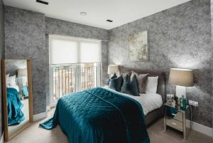- une chambre avec un grand lit et une couverture bleue dans l'établissement Luxury-stylish-unique-central-PowerStation-LondonEye, à Londres