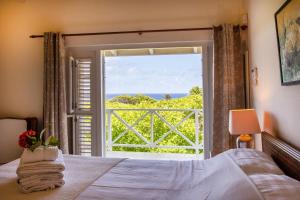 a bedroom with a bed with a view of the ocean at Villa Dol fijn huis in Willemstad +35 photos