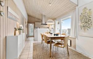 cocina y comedor con mesa y sillas en Cozy Home In Ebeltoft With Sauna, en Ebeltoft