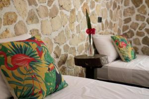 Nimá的住宿－Casa Ixtzá，客房设有带枕头和桌子的床。