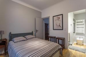 une chambre avec un lit et un lavabo dans l'établissement REPUBLIQUE Plein centre historique et à 2 pas de la grande plage, à Saint-Jean-de-Luz