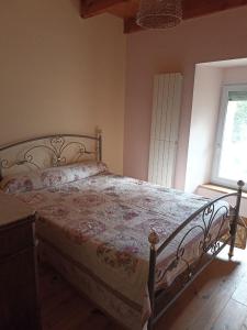 een slaapkamer met een bed in een kamer met een raam bij Mas de la fontaine in Lafarre