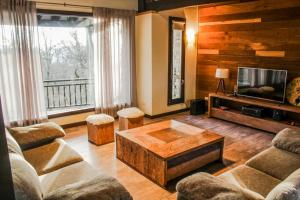 A seating area at RentUp - Casa de ensueno para 7 personas en San Martin de los Andes