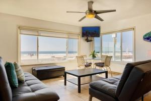 uma sala de estar com um sofá e uma mesa em 101-luxury1 em San Diego