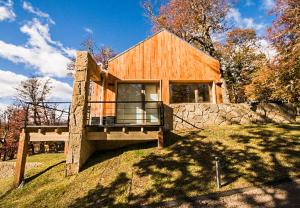 Casa de madera con balcón en el patio en RentUp - Vistas al Volcan Lanin y Cordillera de los Andes en San Martín de los Andes