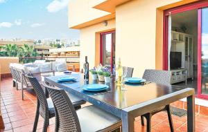 un patio con mesa de comedor y sillas en Nice Apartment In La Cala De Mijas With Wifi, Outdoor Swimming Pool And Swimming Pool, en La Cala de Mijas