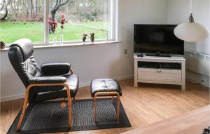 ein Wohnzimmer mit 2 Stühlen und einem Flachbild-TV in der Unterkunft Beautiful Home In Nordborg With Kitchen in Torp