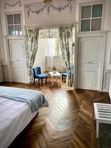 Vieille-BrioudeにあるErmitage Saint Vincent B&Bのベッドルーム1室(ベッド1台、椅子、テーブル付)