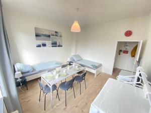 een woonkamer met een tafel en stoelen en een bank bij Gemütliches Apartment Remscheid in Remscheid