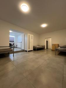 an empty room with two beds and a hallway at Mieterlux Frankfurt Heusenstamm in Heusenstamm